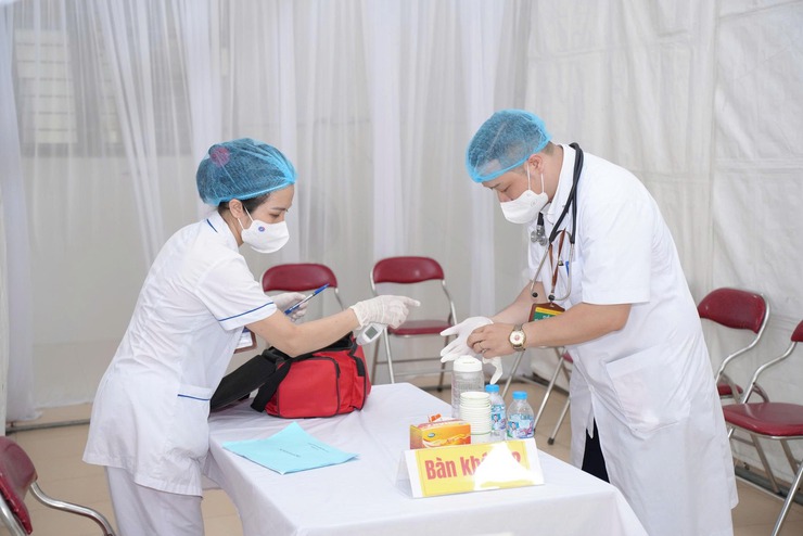 PHƯỜNG LÁNG TỔ CHỨC THÀNH CÔNG DIỄN TẬP XỬ LÝ TÌNH HUỐNG NGỘ ĐỘC THỰC PHẨM NHIỀU NGƯỜI MẮC TẠI TRƯỜNG HỌC- Ảnh 4.