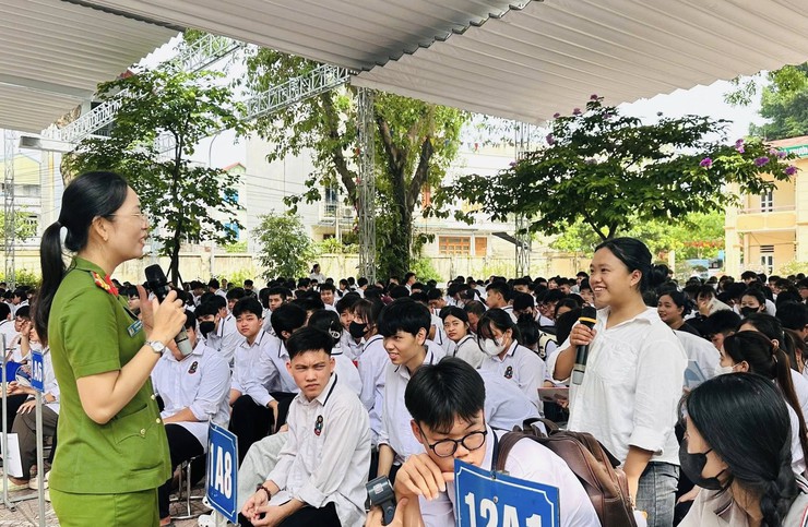 Tuyên truyền pháp luật và an toàn giao thông cho học sinh tại Trung tâm GDNN-GDTX Ứng Hòa- Ảnh 2.