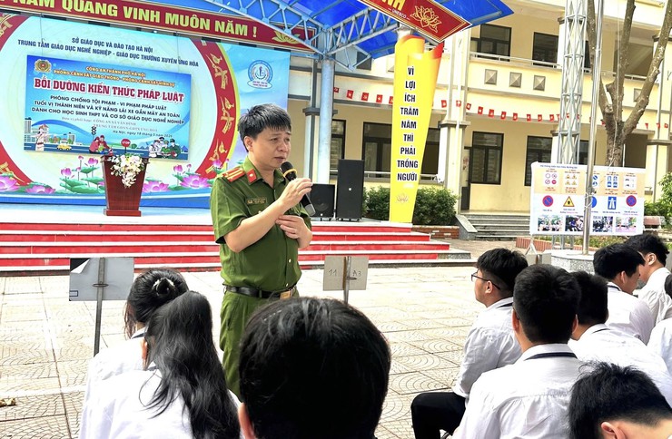 Tuyên truyền pháp luật và an toàn giao thông cho học sinh tại Trung tâm GDNN-GDTX Ứng Hòa- Ảnh 1.