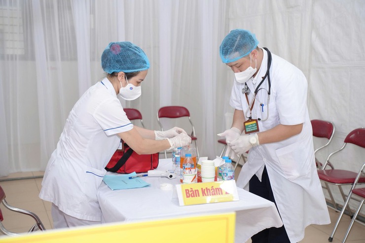PHƯỜNG LÁNG TỔ CHỨC THÀNH CÔNG DIỄN TẬP XỬ LÝ TÌNH HUỐNG NGỘ ĐỘC THỰC PHẨM NHIỀU NGƯỜI MẮC TẠI TRƯỜNG HỌC- Ảnh 5.