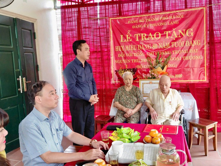 PHƯỜNG LÁNG TRANG TRỌNG TỔ CHỨC LỄ TRAO HUY HIỆU ĐẢNG TẠI NHÀ RIÊNG CHO ĐỒNG CHÍ HOÀNG TRỌNG ĐẠI- Ảnh 5.