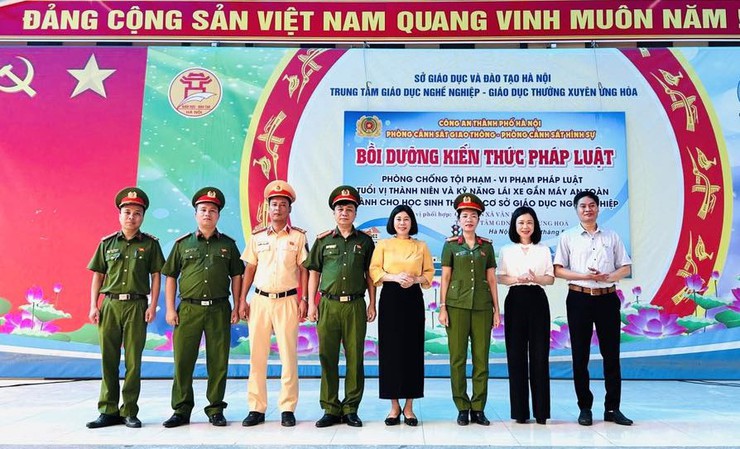 Tuyên truyền pháp luật và an toàn giao thông cho học sinh tại Trung tâm GDNN-GDTX Ứng Hòa- Ảnh 4.