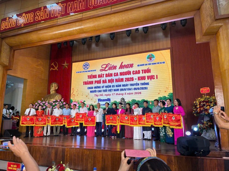 NGƯỜI CAO TUỔI PHƯỜNG LÁNG TỎA SÁNG TẠI LIÊN HOAN “TIẾNG HÁT DÂN CA NGƯỜI CAO TUỔI THÀNH PHỐ HÀ NỘI”- Ảnh 4.