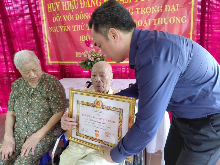 PHƯỜNG LÁNG TRANG TRỌNG TỔ CHỨC LỄ TRAO HUY HIỆU ĐẢNG TẠI NHÀ RIÊNG CHO ĐỒNG CHÍ HOÀNG TRỌNG ĐẠI- Ảnh 2.