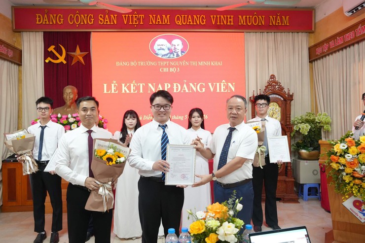 Lễ kết nạp đảng viên đối với các quần chúng ưu tú là học sinh Trường THPT Nguyễn Thị Minh Khai- Ảnh 3.
