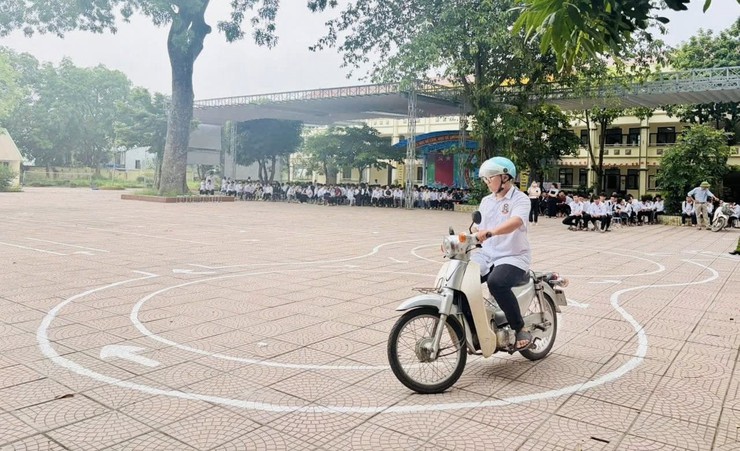 Tuyên truyền pháp luật và an toàn giao thông cho học sinh tại Trung tâm GDNN-GDTX Ứng Hòa- Ảnh 3.