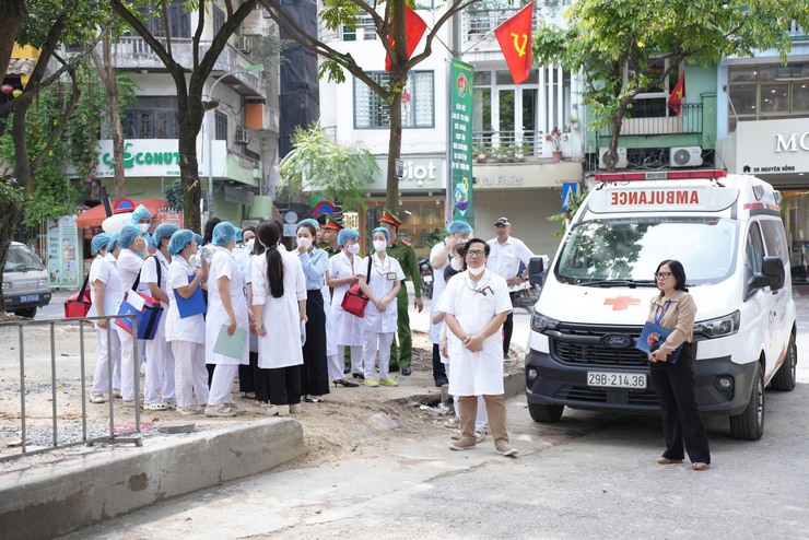 PHƯỜNG LÁNG TỔ CHỨC THÀNH CÔNG DIỄN TẬP XỬ LÝ TÌNH HUỐNG NGỘ ĐỘC THỰC PHẨM NHIỀU NGƯỜI MẮC TẠI TRƯỜNG HỌC- Ảnh 9.