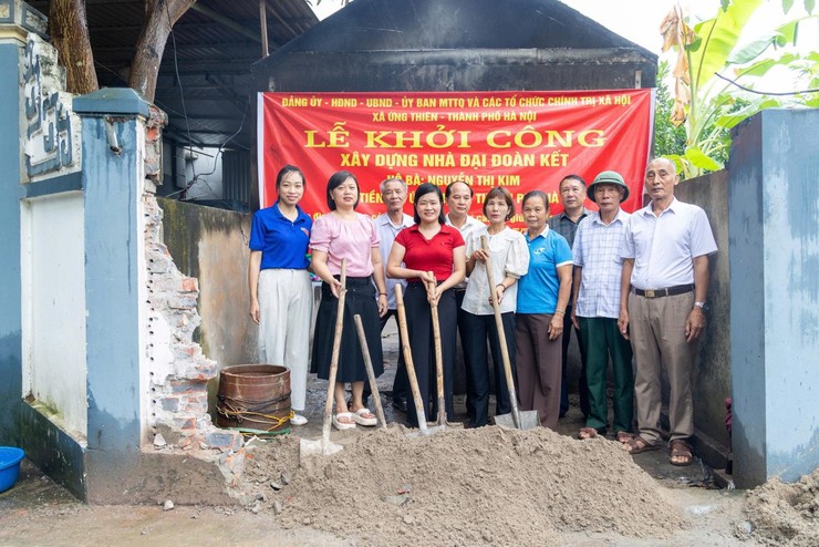 Khởi công xây dựng nhà Đại đoàn kết cho gia đình bà Nguyễn Thị Kim bị hỏa hoạn tại thôn Tiền- Ảnh 2.