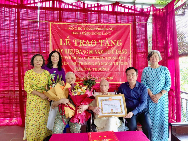 PHƯỜNG LÁNG TRANG TRỌNG TỔ CHỨC LỄ TRAO HUY HIỆU ĐẢNG TẠI NHÀ RIÊNG CHO ĐỒNG CHÍ HOÀNG TRỌNG ĐẠI- Ảnh 8.