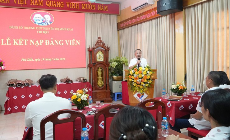 Lễ kết nạp đảng viên đối với các quần chúng ưu tú là học sinh Trường THPT Nguyễn Thị Minh Khai- Ảnh 2.