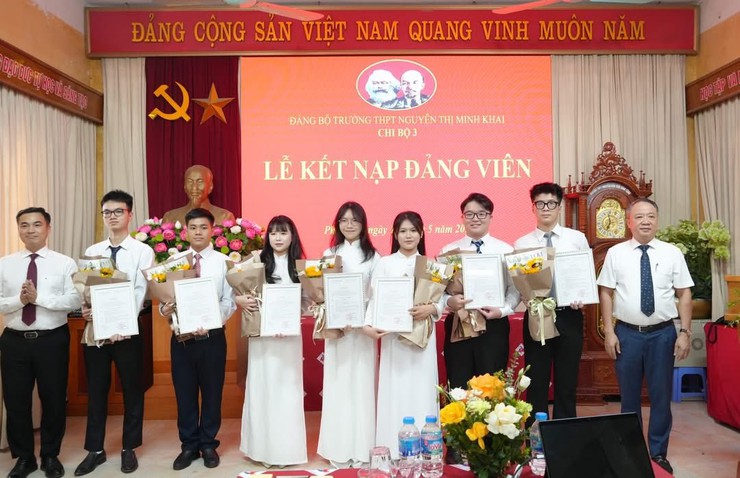 Lễ kết nạp đảng viên đối với các quần chúng ưu tú là học sinh Trường THPT Nguyễn Thị Minh Khai- Ảnh 1.