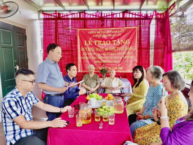 PHƯỜNG LÁNG TRANG TRỌNG TỔ CHỨC LỄ TRAO HUY HIỆU ĐẢNG TẠI NHÀ RIÊNG CHO ĐỒNG CHÍ HOÀNG TRỌNG ĐẠI- Ảnh 4.