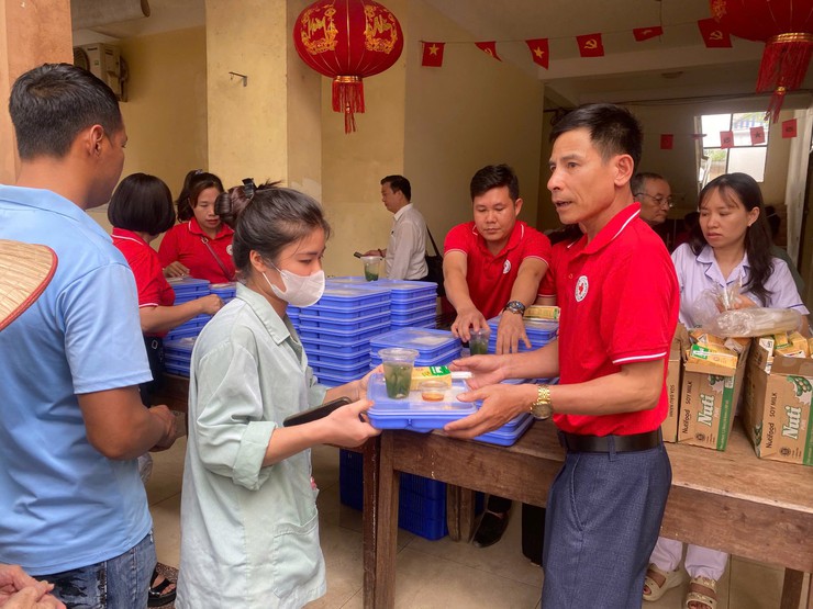 Hội Chữ thập đỏ xã Phú Nghĩa: Lan tỏa yêu thương từ những suất cơm nghĩa tình- Ảnh 3.