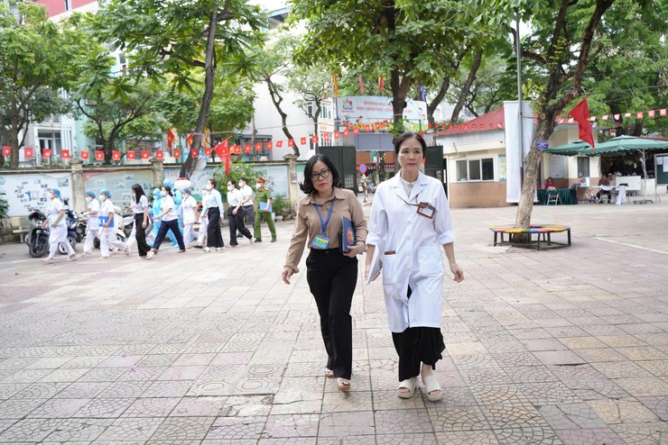 PHƯỜNG LÁNG TỔ CHỨC THÀNH CÔNG DIỄN TẬP XỬ LÝ TÌNH HUỐNG NGỘ ĐỘC THỰC PHẨM NHIỀU NGƯỜI MẮC TẠI TRƯỜNG HỌC- Ảnh 7.