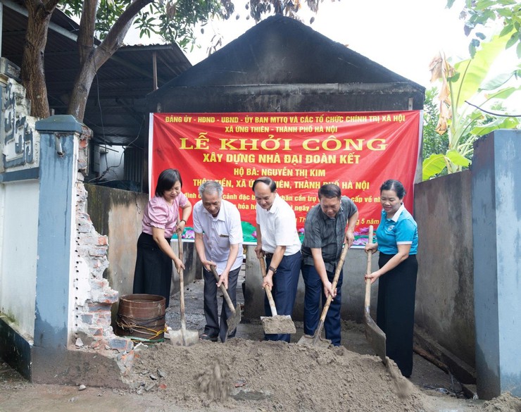 Khởi công xây dựng nhà Đại đoàn kết cho gia đình bà Nguyễn Thị Kim bị hỏa hoạn tại thôn Tiền- Ảnh 1.