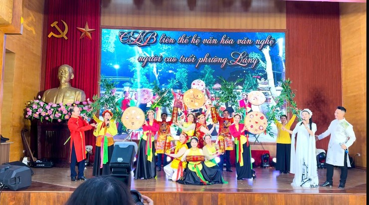 NGƯỜI CAO TUỔI PHƯỜNG LÁNG TỎA SÁNG TẠI LIÊN HOAN “TIẾNG HÁT DÂN CA NGƯỜI CAO TUỔI THÀNH PHỐ HÀ NỘI”- Ảnh 2.