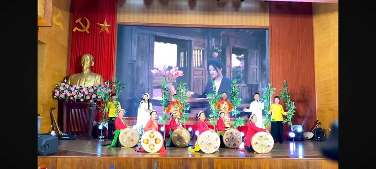 NGƯỜI CAO TUỔI PHƯỜNG LÁNG TỎA SÁNG TẠI LIÊN HOAN “TIẾNG HÁT DÂN CA NGƯỜI CAO TUỔI THÀNH PHỐ HÀ NỘI”- Ảnh 3.