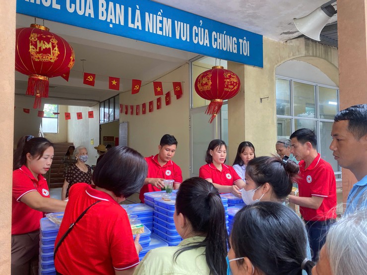 Hội Chữ thập đỏ xã Phú Nghĩa: Lan tỏa yêu thương từ những suất cơm nghĩa tình- Ảnh 2.