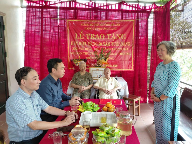 PHƯỜNG LÁNG TRANG TRỌNG TỔ CHỨC LỄ TRAO HUY HIỆU ĐẢNG TẠI NHÀ RIÊNG CHO ĐỒNG CHÍ HOÀNG TRỌNG ĐẠI- Ảnh 3.