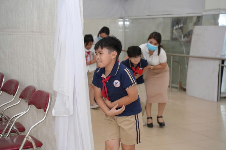 PHƯỜNG LÁNG TỔ CHỨC THÀNH CÔNG DIỄN TẬP XỬ LÝ TÌNH HUỐNG NGỘ ĐỘC THỰC PHẨM NHIỀU NGƯỜI MẮC TẠI TRƯỜNG HỌC- Ảnh 2.