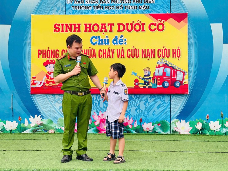 TUYÊN TRUYỀN PHÒNG CHÁY CHỮA CHÁY VÀ CỨU NẠN, CỨU HỘ TẠI TRƯỜNG TIỂU HỌC HỒ TÙNG MẬU- Ảnh 1.