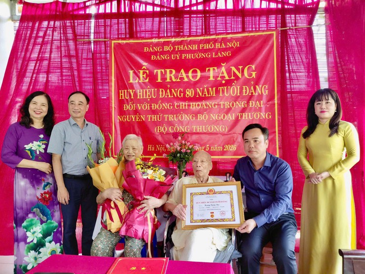PHƯỜNG LÁNG TRANG TRỌNG TỔ CHỨC LỄ TRAO HUY HIỆU ĐẢNG TẠI NHÀ RIÊNG CHO ĐỒNG CHÍ HOÀNG TRỌNG ĐẠI- Ảnh 9.