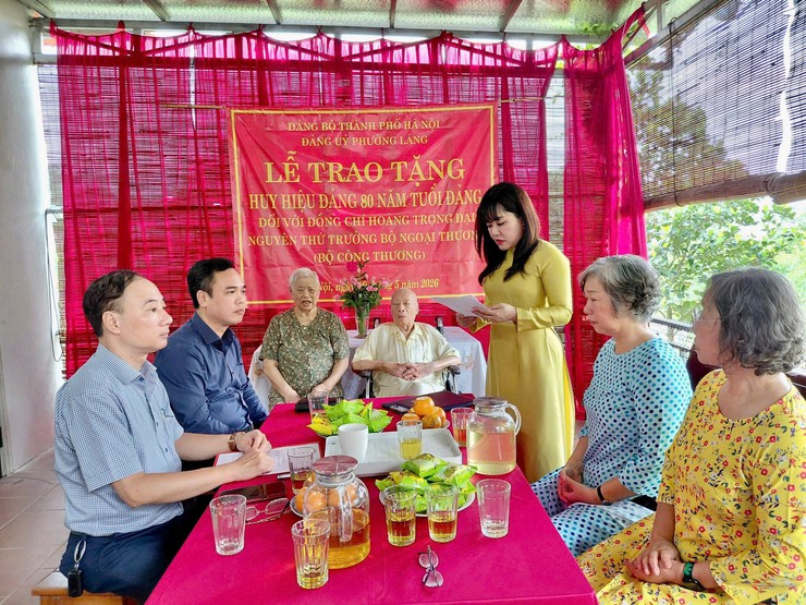 PHƯỜNG LÁNG TRANG TRỌNG TỔ CHỨC LỄ TRAO HUY HIỆU ĐẢNG TẠI NHÀ RIÊNG CHO ĐỒNG CHÍ HOÀNG TRỌNG ĐẠI- Ảnh 1.