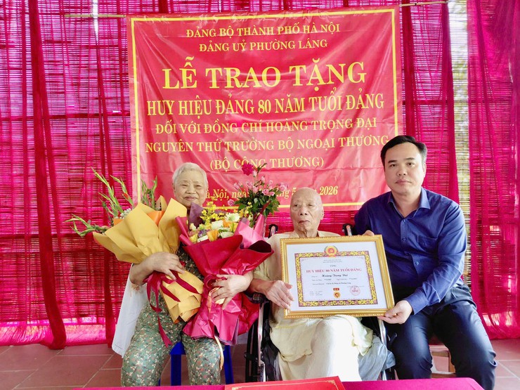 PHƯỜNG LÁNG TRANG TRỌNG TỔ CHỨC LỄ TRAO HUY HIỆU ĐẢNG TẠI NHÀ RIÊNG CHO ĐỒNG CHÍ HOÀNG TRỌNG ĐẠI- Ảnh 7.