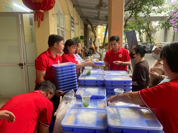 Hội Chữ thập đỏ xã Phú Nghĩa: Lan tỏa yêu thương từ những suất cơm nghĩa tình- Ảnh 4.