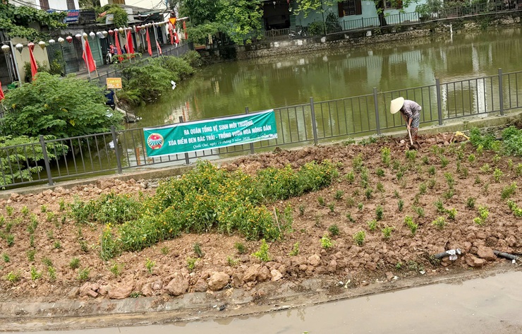 Hội Nông dân xã Quốc Oai xã hội hóa biến điểm đen rác thải thành vườn hoa- Ảnh 5.