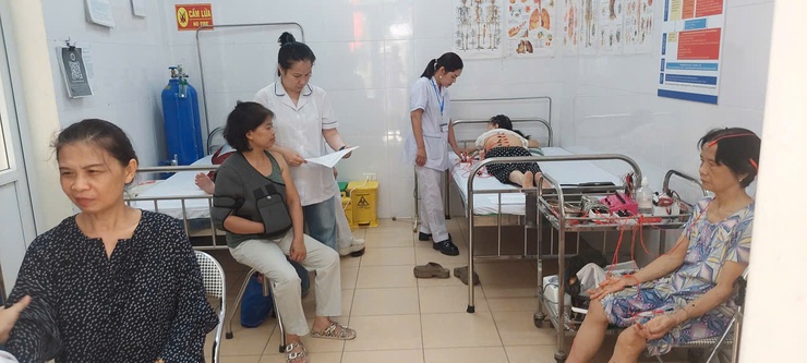 TRẠM Y TẾ PHƯỜNG VĨNH TUY
ĐẨY MẠNH KHÁM, CHỮA BỆNH BẰNG Y HỌC CỔ TRUYỀN SAU BA NGÀY TRIỂN KHAI THỰC HIỆN
- Ảnh 1.