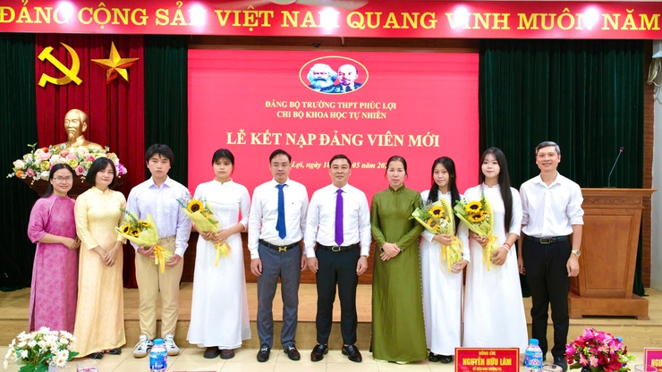 11 học sinh ưu tú trường THPT Phúc Lợi vinh dự được kết nạp vào Đảng Cộng sản Việt Nam- Ảnh 1.