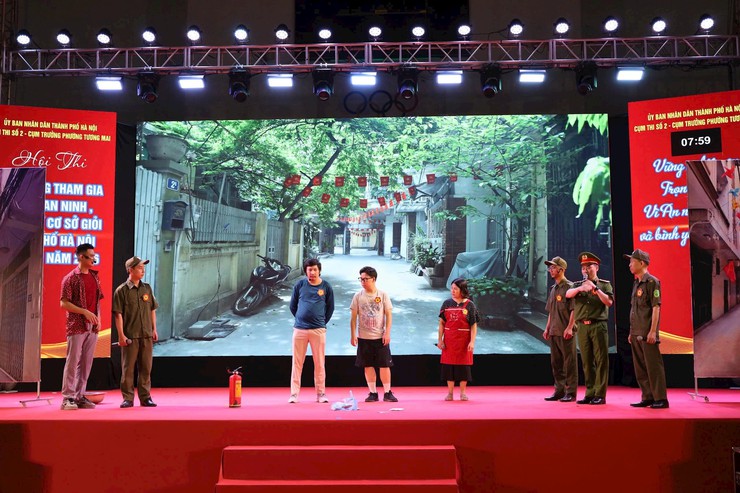 Sân khấu hóa tình huống giữ an ninh cơ sở- Ảnh 1.
