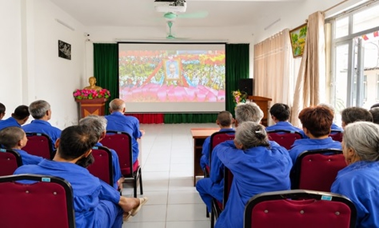 Trung tâm Công tác xã hội và Quỹ Bảo trợ trẻ em Hà Nội tổ chức nhiều hoạt động ý nghĩa kỷ niệm 136 năm Ngày sinh Chủ tịch Hồ Chí Minh- Ảnh 1.