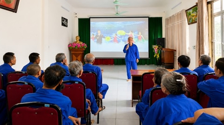 Trung tâm Công tác xã hội và Quỹ Bảo trợ trẻ em Hà Nội tổ chức nhiều hoạt động ý nghĩa kỷ niệm 136 năm Ngày sinh Chủ tịch Hồ Chí Minh- Ảnh 3.