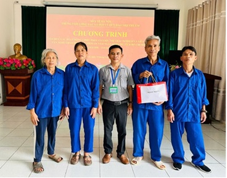 Trung tâm Công tác xã hội và Quỹ Bảo trợ trẻ em Hà Nội tổ chức nhiều hoạt động ý nghĩa kỷ niệm 136 năm Ngày sinh Chủ tịch Hồ Chí Minh- Ảnh 4.