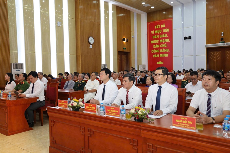 Đảng ủy phường Yên Sở  tổ chức Lễ trao Huy hiệu Đảng 65, 60, 55, 45, 40 và 30 năm tuổi Đảng đợt 19/5/2026 cho các đồng chí đảng viên thuộc Đảng bộ phường- Ảnh 1.