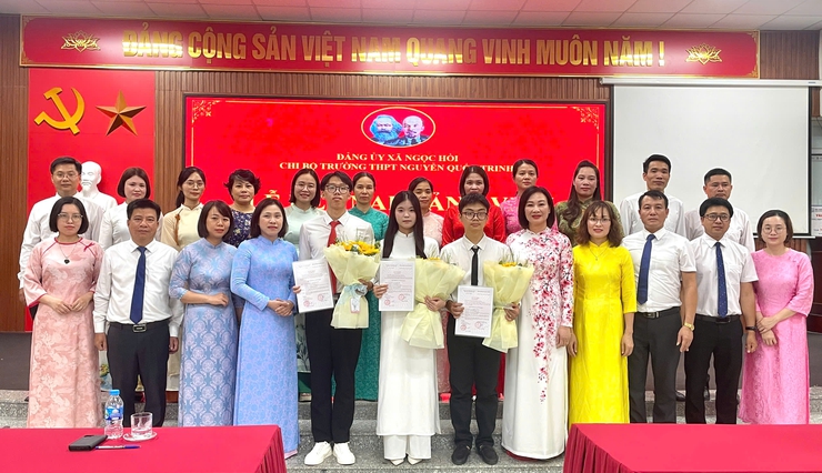 Chi bộ Trường THPT Nguyễn Quốc Trinh tổ chức lễ kết nạp Đảng viên mới cho học sinh ưu tú- Ảnh 8.