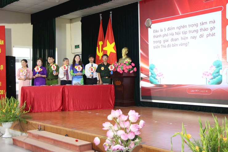 Chung khảo Hội thi “Báo cáo viên, tuyên truyền viên giỏi” phường Giảng Võ năm 2026 

- Ảnh 16.