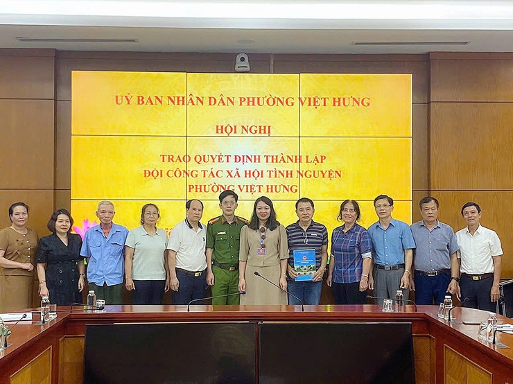 PHƯỜNG VIỆT HƯNG TỔ CHỨC HỘI NGHỊ TRAO QUYẾT ĐỊNH THÀNH LẬP ĐỘI CÔNG TÁC XÃ HỘI TÌNH NGUYỆN PHƯỜNG- Ảnh 4.