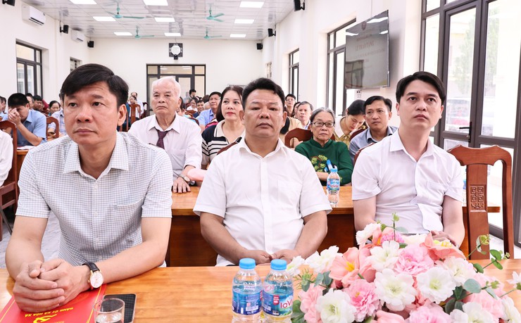 TỰ HÀO TẤM HUY HIỆU ĐẢNG TRAO- Ảnh 2.