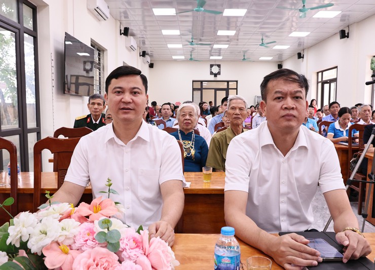 TỰ HÀO TẤM HUY HIỆU ĐẢNG TRAO- Ảnh 3.