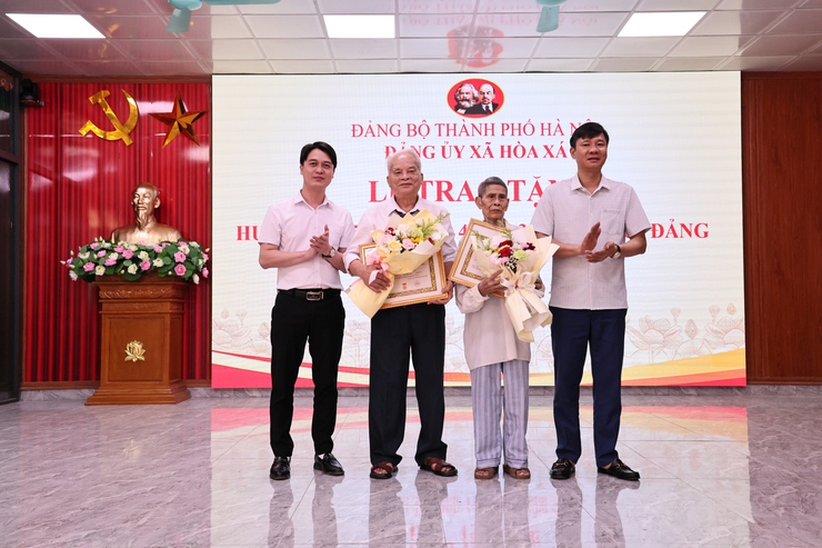 TỰ HÀO TẤM HUY HIỆU ĐẢNG TRAO- Ảnh 5.