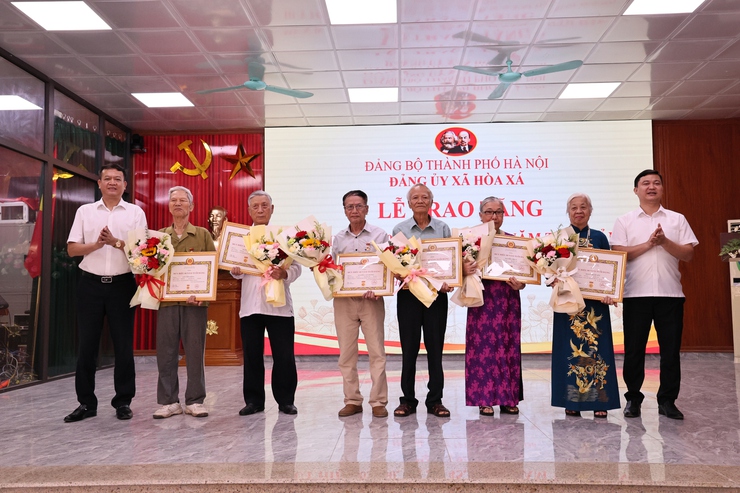TỰ HÀO TẤM HUY HIỆU ĐẢNG TRAO- Ảnh 6.