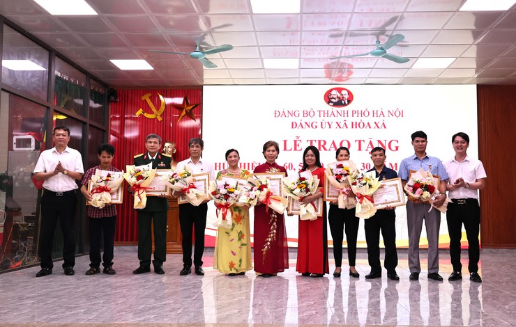 TỰ HÀO TẤM HUY HIỆU ĐẢNG TRAO- Ảnh 7.