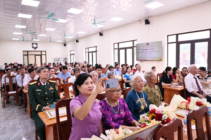 TỰ HÀO TẤM HUY HIỆU ĐẢNG TRAO- Ảnh 9.