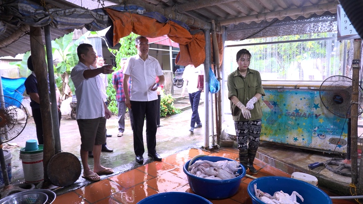 Chi Cục chăn nuôi, thuỷ sản và thú y Hà Nội kiểm tra hoạt động giết mổ gia súc, gia cầm tập trung tại xã Vân Đình- Ảnh 3.