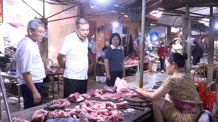 Chi Cục chăn nuôi, thuỷ sản và thú y Hà Nội kiểm tra hoạt động giết mổ gia súc, gia cầm tập trung tại xã Vân Đình- Ảnh 1.