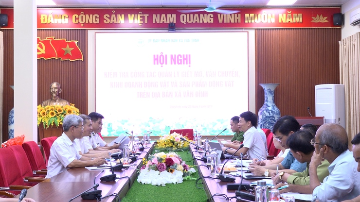 Chi Cục chăn nuôi, thuỷ sản và thú y Hà Nội kiểm tra hoạt động giết mổ gia súc, gia cầm tập trung tại xã Vân Đình- Ảnh 5.
