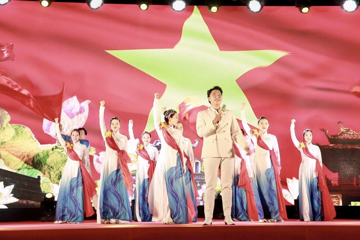Xúc động chương trình nghệ thuật “Mùa sen nhớ Bác”- Ảnh 2.
